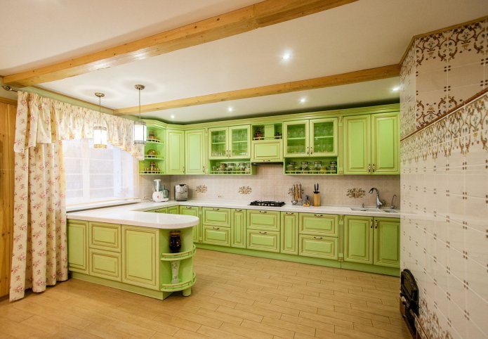 beams sur le plafond de la cuisine