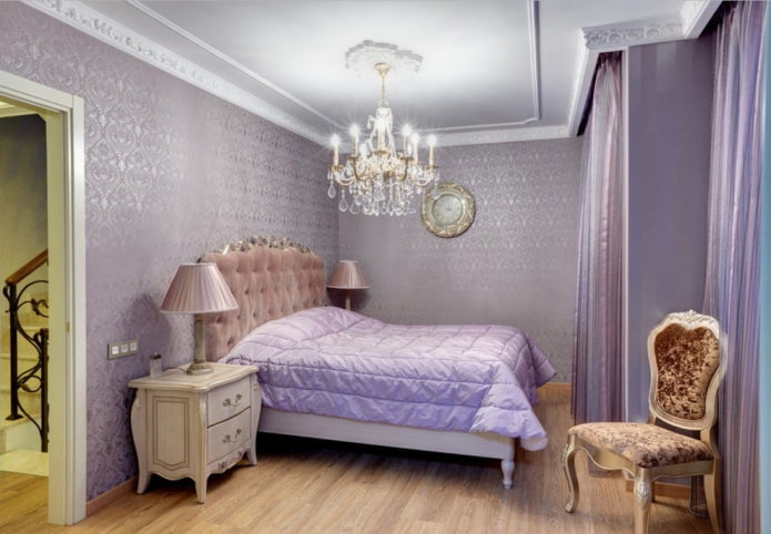 Papier peint violet dans la chambre