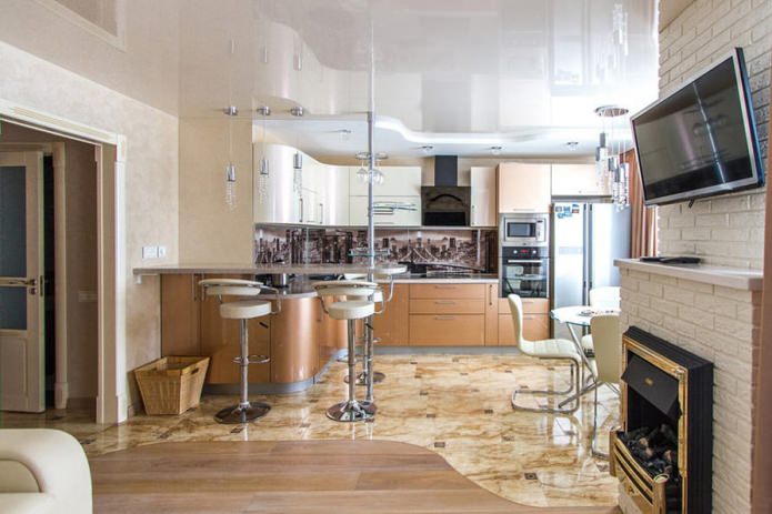 Aménagement cuisine-salon avec comptoir de bar