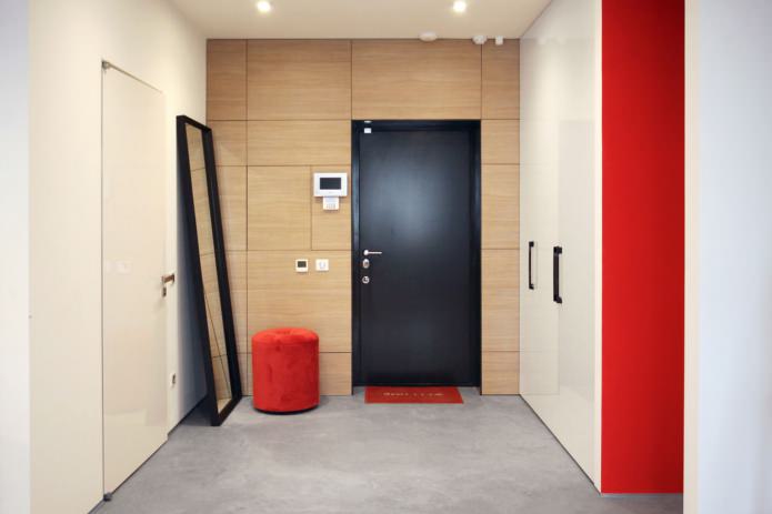 couloir spacieux aux accents rouges