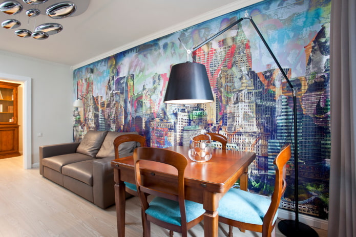 tapisserie sur l'un des murs avec une image de ville