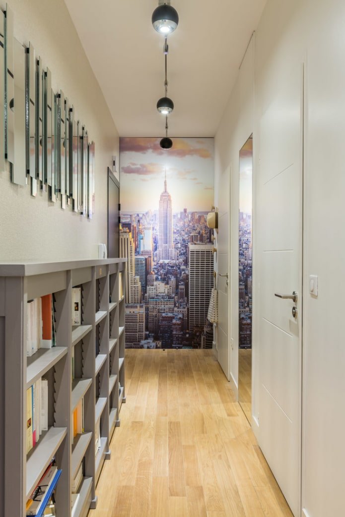 Papier peint avec un motif urbain dans le couloir