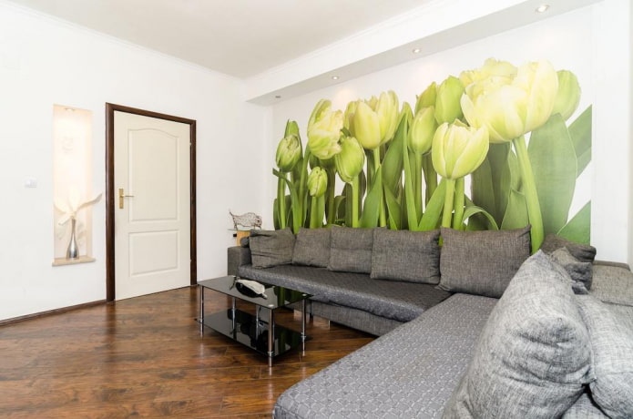 Papier peint vert clair en combinaison avec un parquet