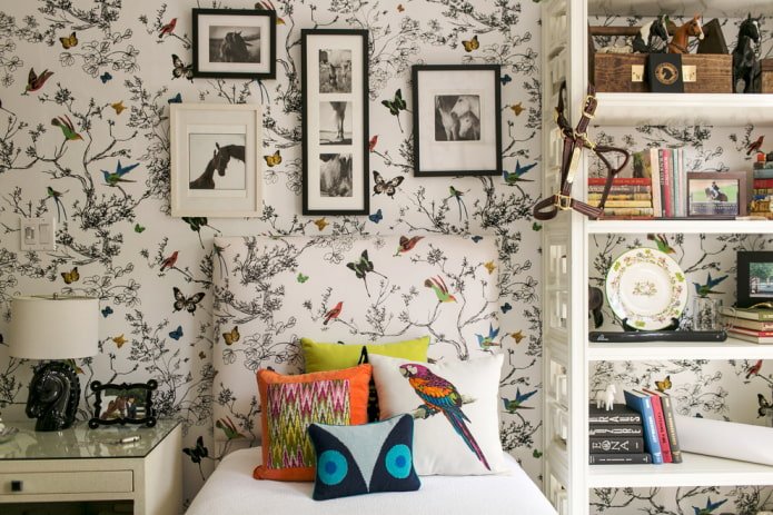 Papier peint avec des papillons et des oiseaux