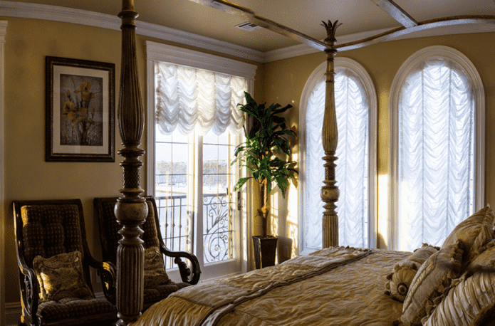 rideaux de store dans l'intérieur de la chambre