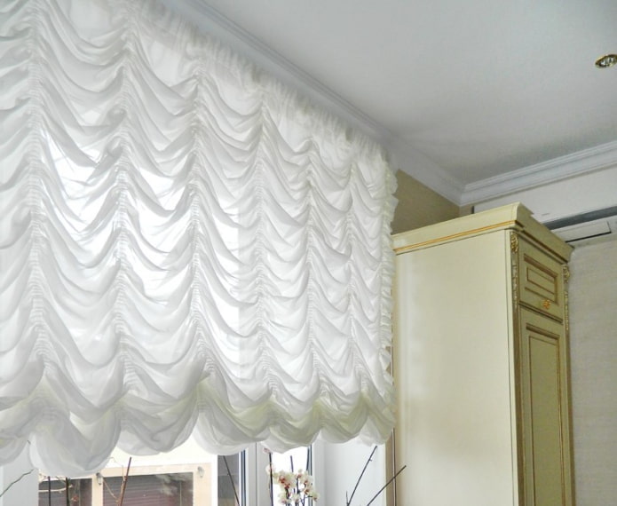 Rideaux de store blancs à l'intérieur
