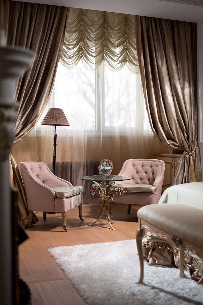 Rideaux de store combinés avec des rideaux à l'intérieur