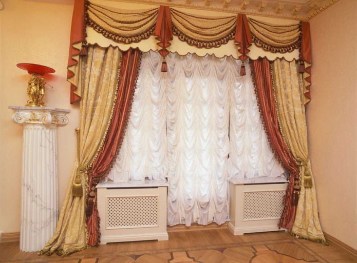 Rideaux français sur une fenêtre avec une porte-fenêtre