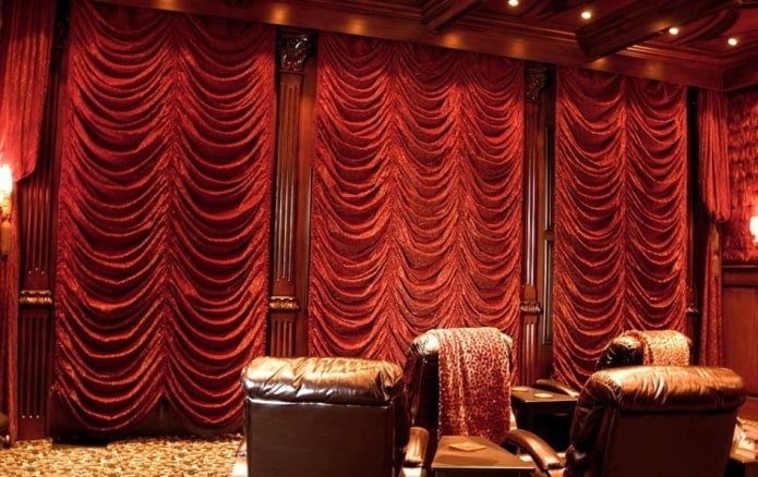 Rideaux auvent rouges à l'intérieur