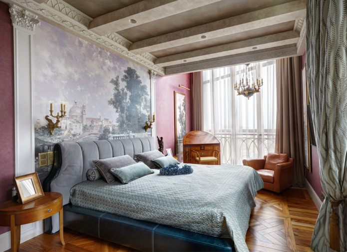 Le mur à la tête du lit de la chambre de style classique est décoré de peinture sur intissé