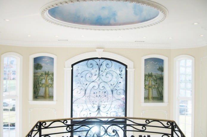 fresque avec une image du ciel au plafond