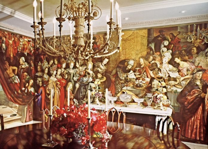 intérieur avec une fresque thématique de la vie quotidienne du Moyen Âge