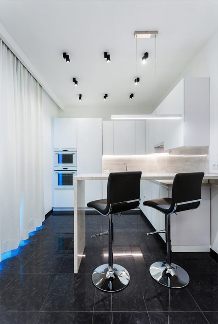 cuisine blanche avec comptoir de bar