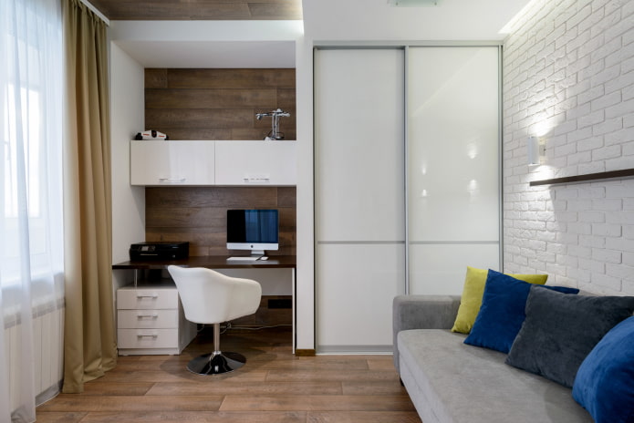 chambre avec un canapé