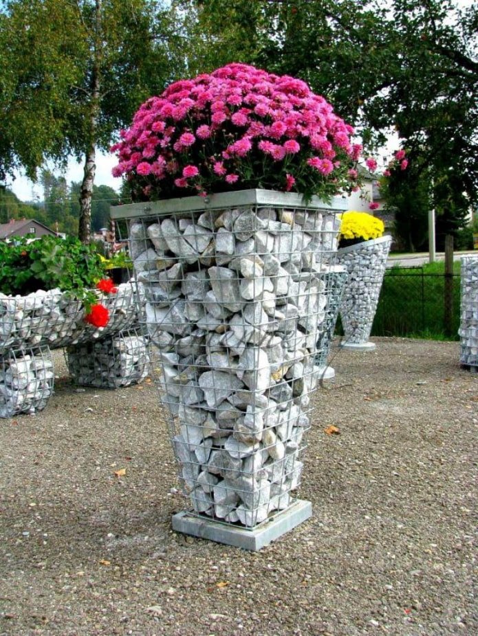 parterre de fleurs en gabions