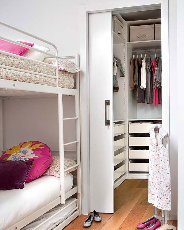 Porte coulissante dans la chambre d'enfant