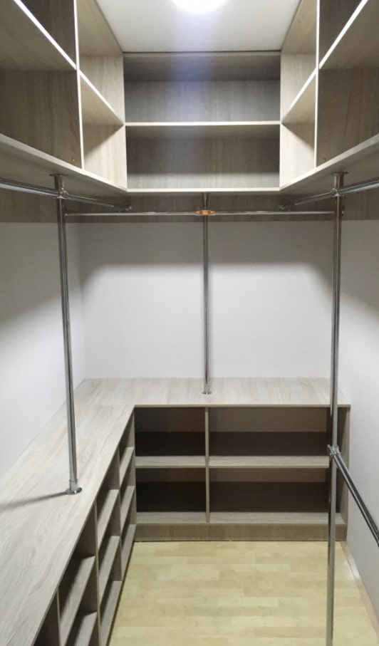 armoire jusqu'au plafond