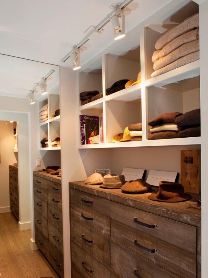 Petit dressing avec miroir