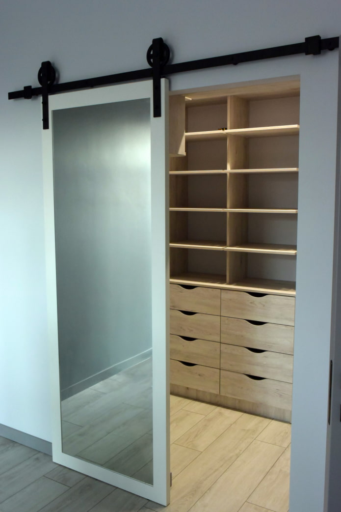 porte de grange donnant sur le dressing