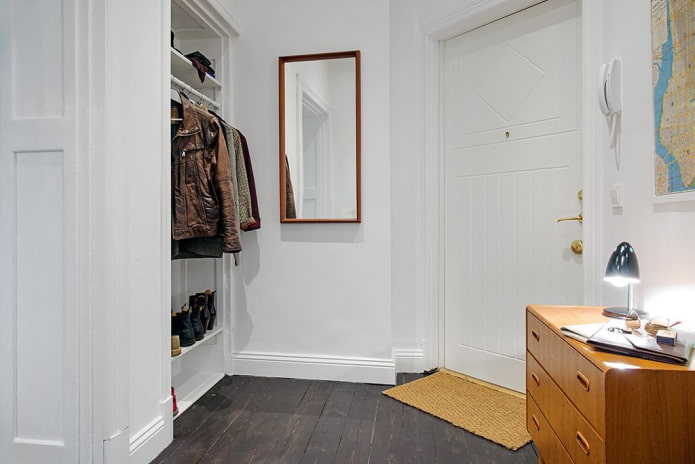 Dressing ouvert dans le couloir
