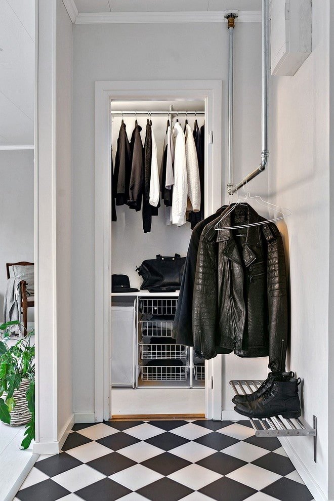 Aménagement intérieur d'une armoire dans le couloir