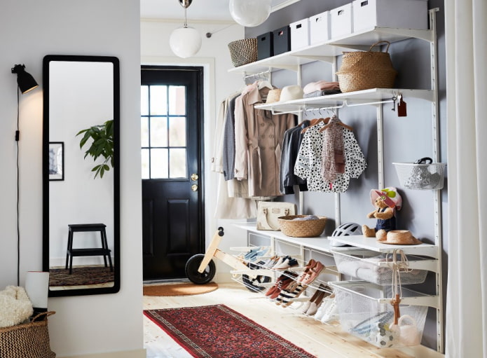Dressing ouvert dans le couloir
