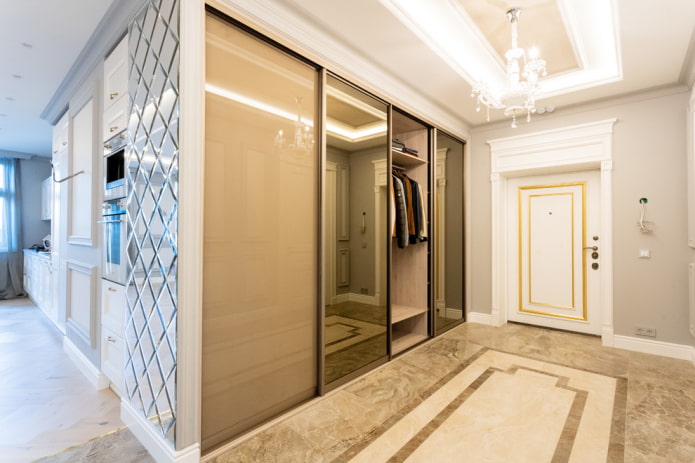 Armoire le long du mur dans le couloir