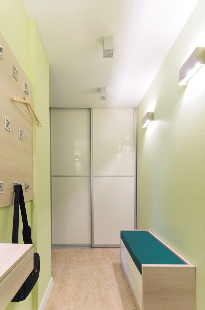 Dressing fermé à l'intérieur du couloir