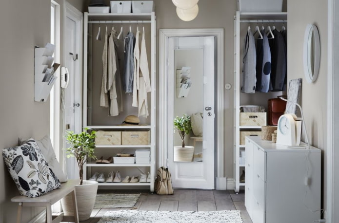 Dressing ouvert dans le couloir