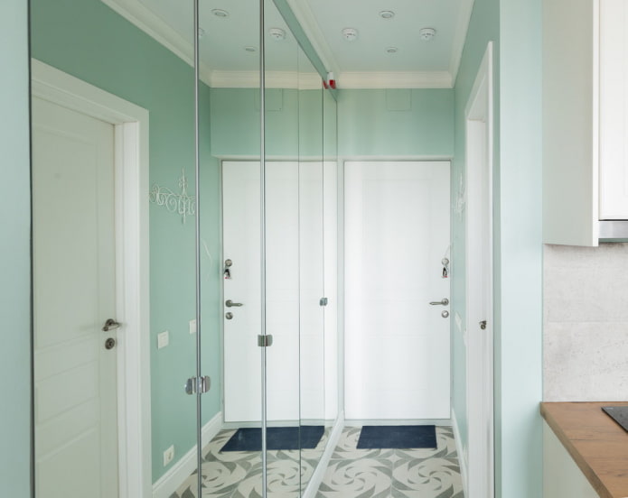 Armoire à l'intérieur d'un petit couloir