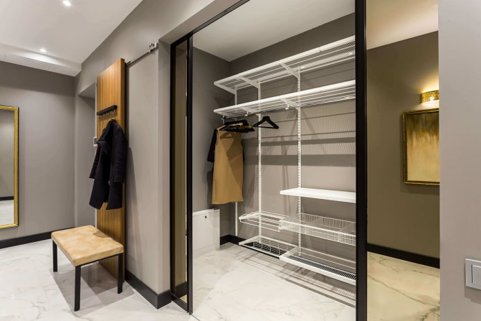 Aménagement intérieur de l'armoire du couloir