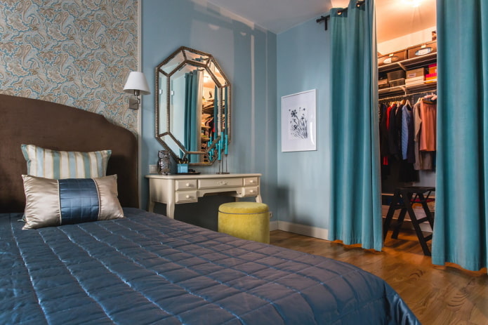 Dressing derrière un rideau dans une chambre