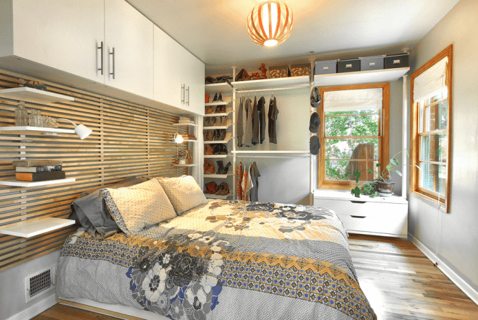 Armoire ouverte dans une chambre