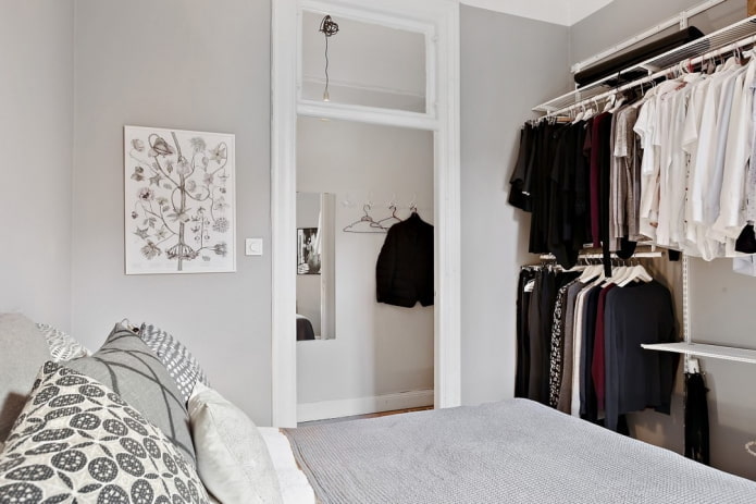 Armoire ouverte dans une chambre