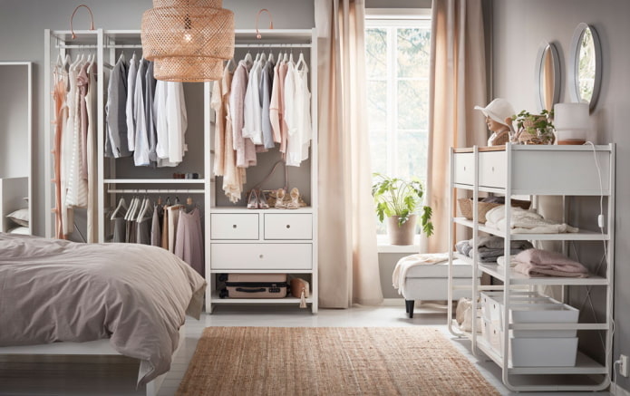 Armoire ouverte dans une chambre