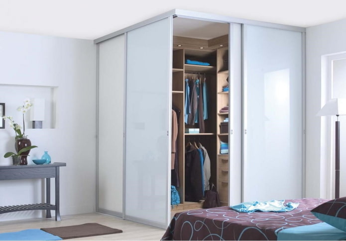 Armoire d'angle dans une chambre