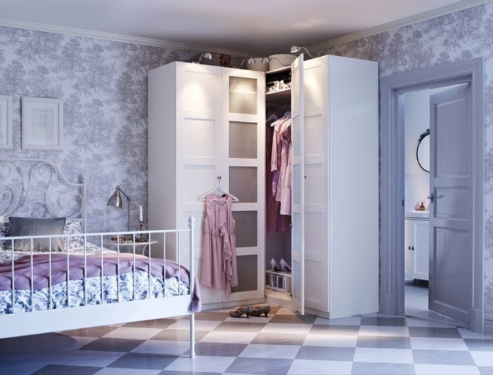 Dressing d'angle dans la chambre