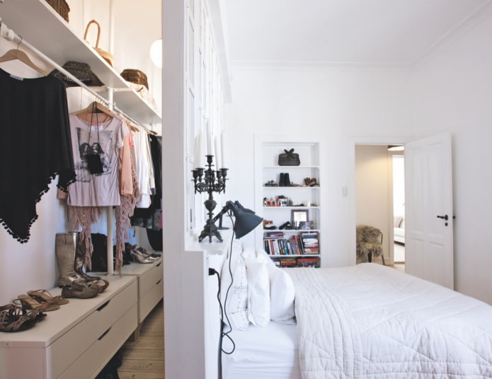 dressing derrière le lit dans la chambre