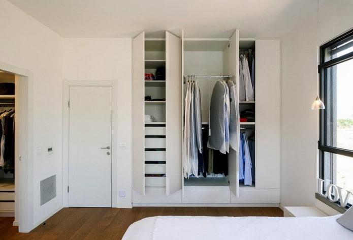 Remplissage de l'armoire dans la chambre