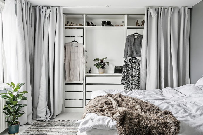 Remplir l'armoire dans la chambre