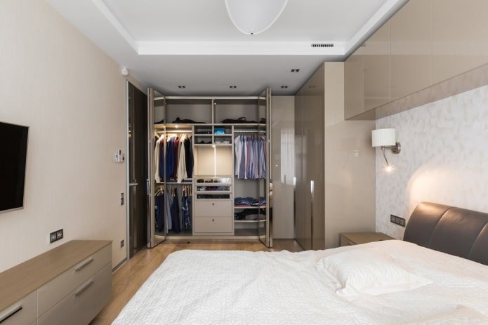 armoire dans la chambre à coucher