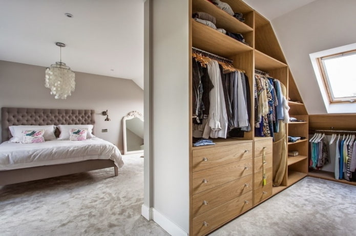 Remplissage de l'armoire dans la chambre