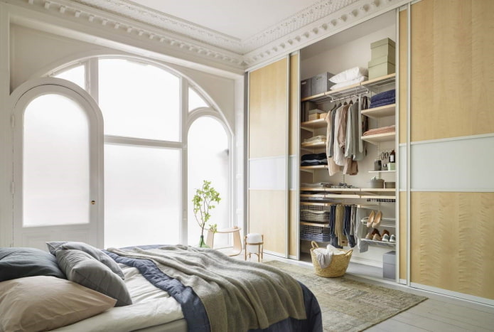 Remplissage de l'armoire dans la chambre