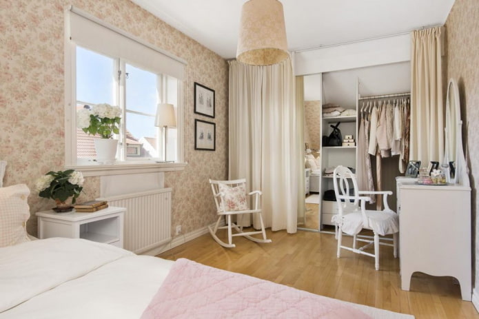 dressing derrière le rideau dans la chambre