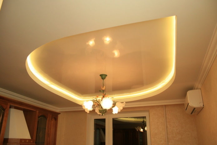 plafond en plaques de plâtre et plafond tendu avec rétroéclairage