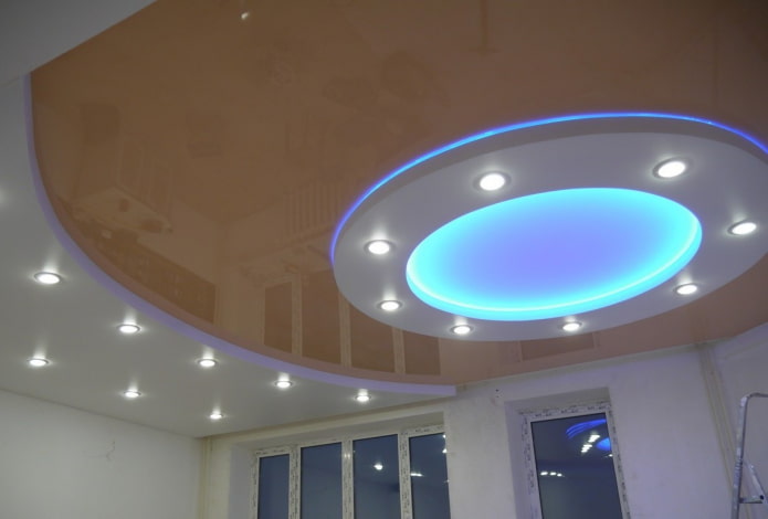 plafond en plaques de plâtre et plafond tendu avec rétroéclairage