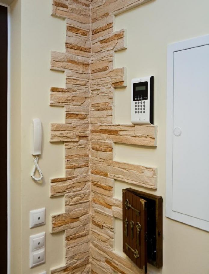 carreaux de plâtre dans le coin de l'intérieur