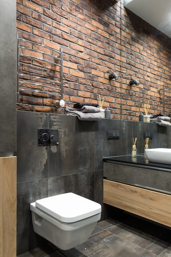 carrelage en plâtre à l'intérieur des toilettes