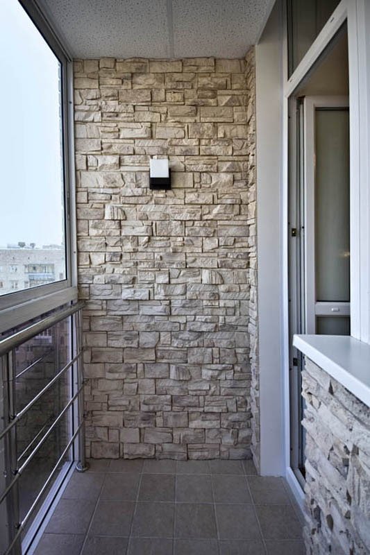carrelage en plâtre à l'intérieur du balcon