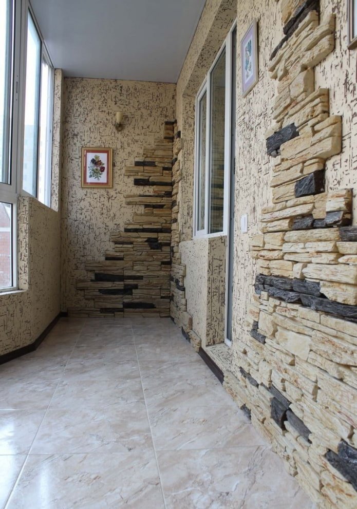 carrelage en plâtre à l'intérieur du balcon